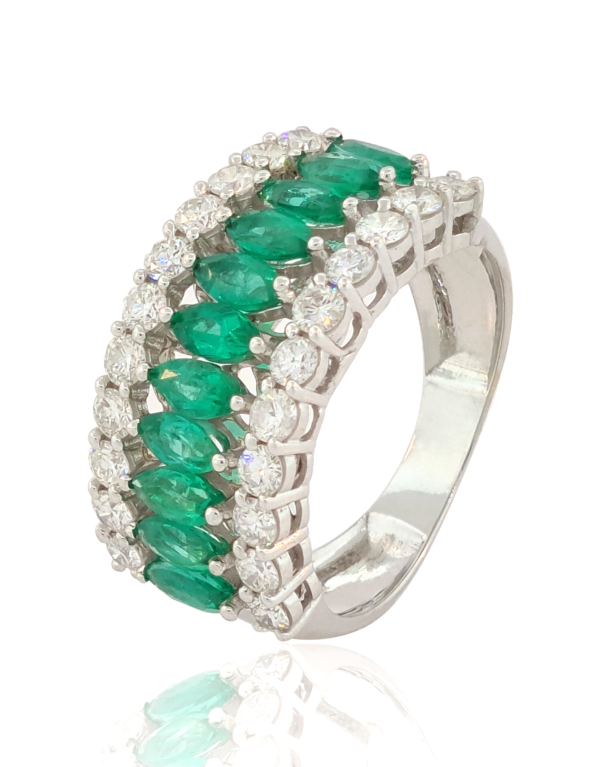 Anel de Ouro Branco 18K com 22 Diamantes e 11 Esmeraldas em Navete
